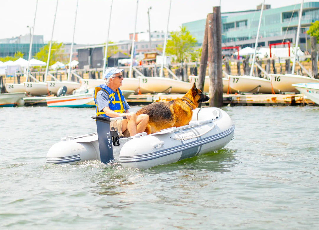 Inflatable tender under way powered by a TEMO 1000 electric outboard motor