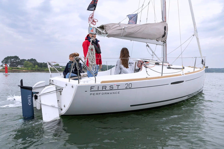 Small sailboat fitted with a TEMO 1000 electric outboard motor