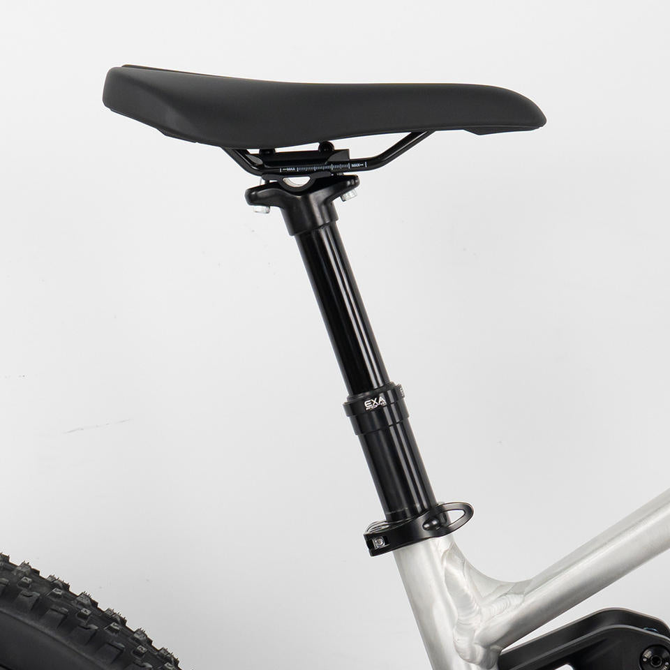 CYCTRAC EM6 4RD air fork and Boost thru-axle front wheel detail