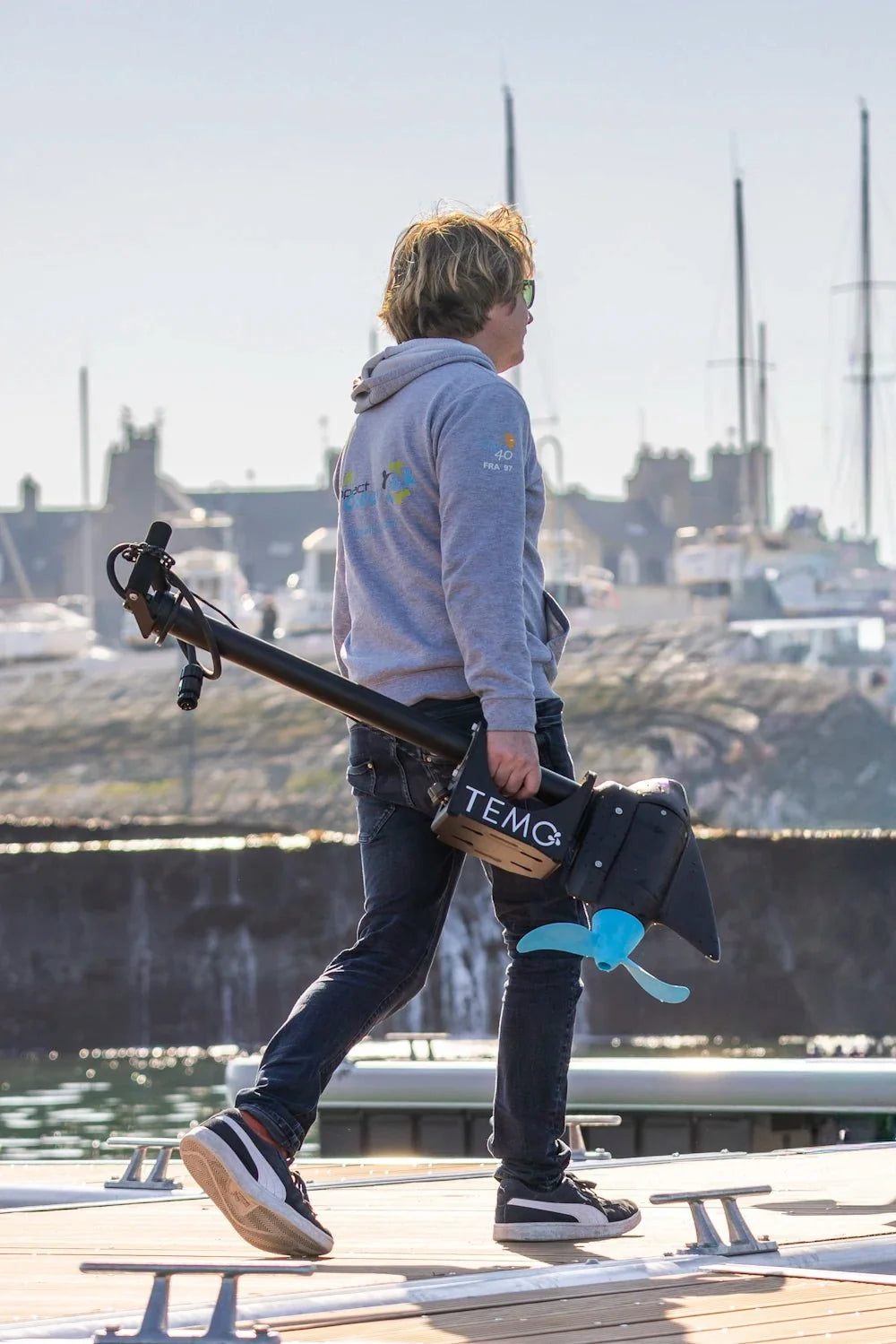 TEMO OUTPOD 1000 pod motor carried by hand, weighing 12 kg