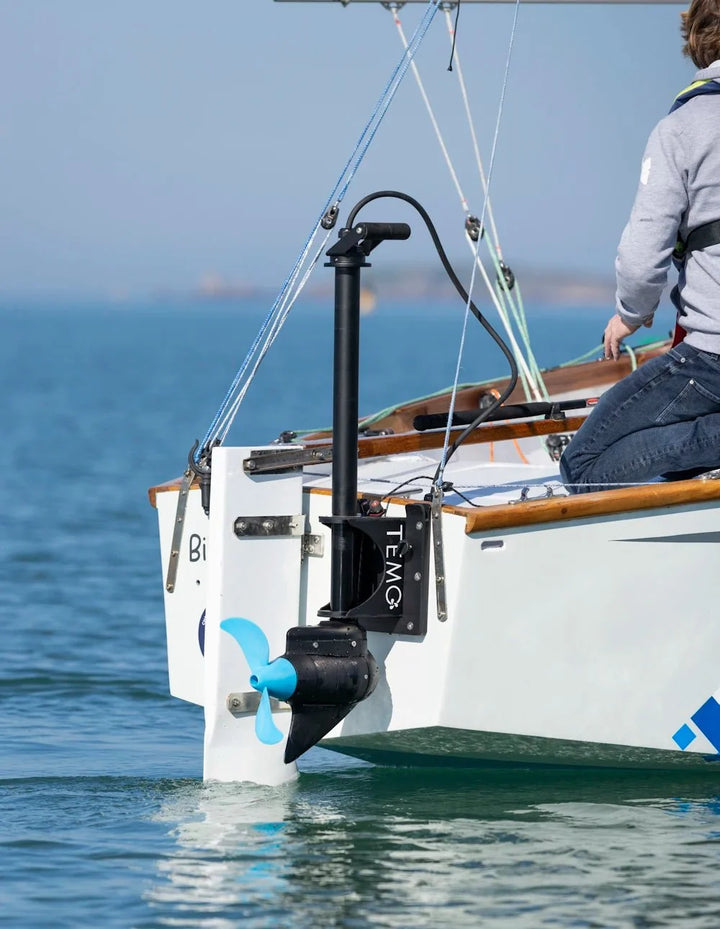 TEMO OUTPOD 1000 raised clear of the water on its sliding mast