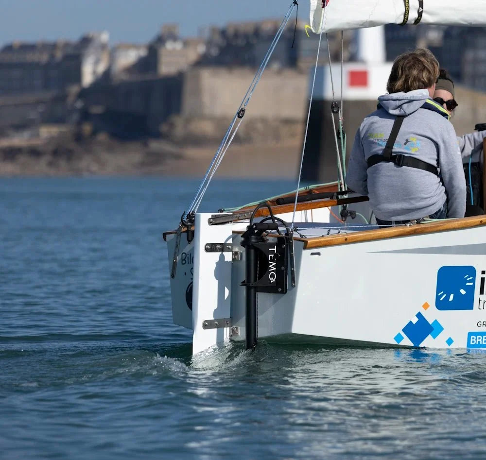TEMO OUTPOD 1000 mounted on the transom of a Muscadet sailboat