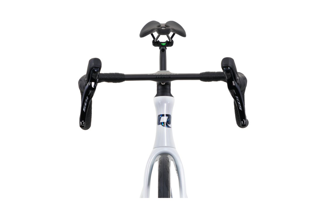Quick Pro RIME AERO in Pearl White, front view of the integrated handlebar