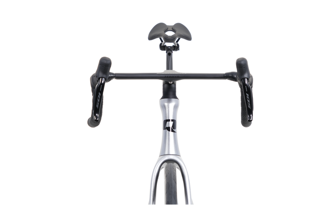 Quick Pro RIME AERO in Polar Silver, front view of the integrated handlebar