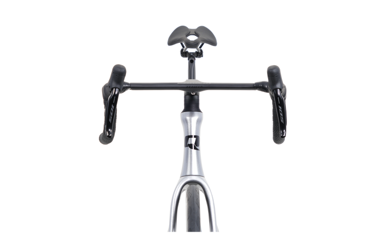 Quick Pro RIME AERO in Polar Silver, front view of the integrated handlebar