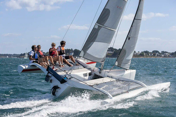 TEMO 1000 electric outboard mounted on the transom of a trimaran
