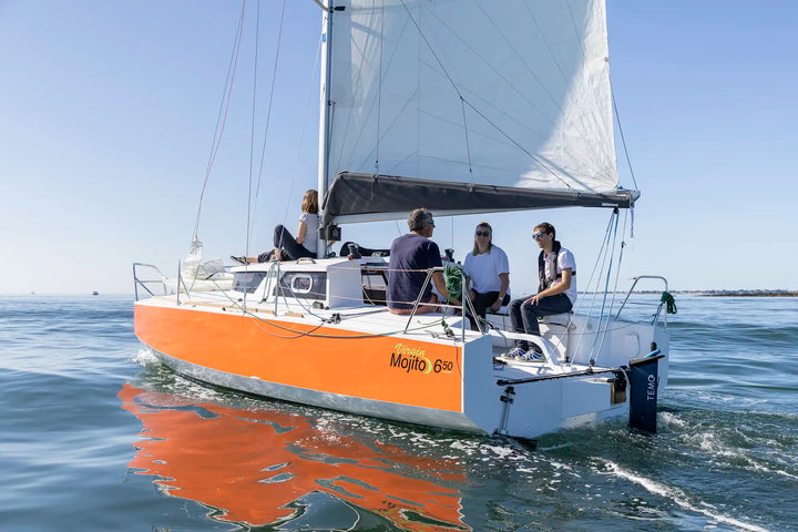 Sailboat motoring under TEMO 1000 electric outboard power